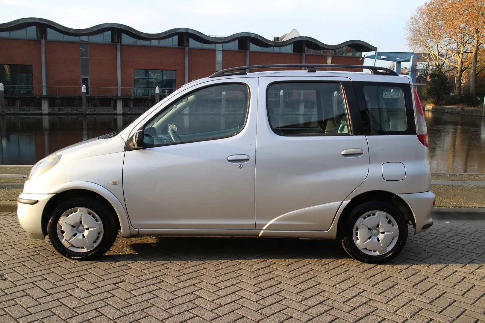 Toyota Yaris 1.3-16V VVT-i Luna - 2