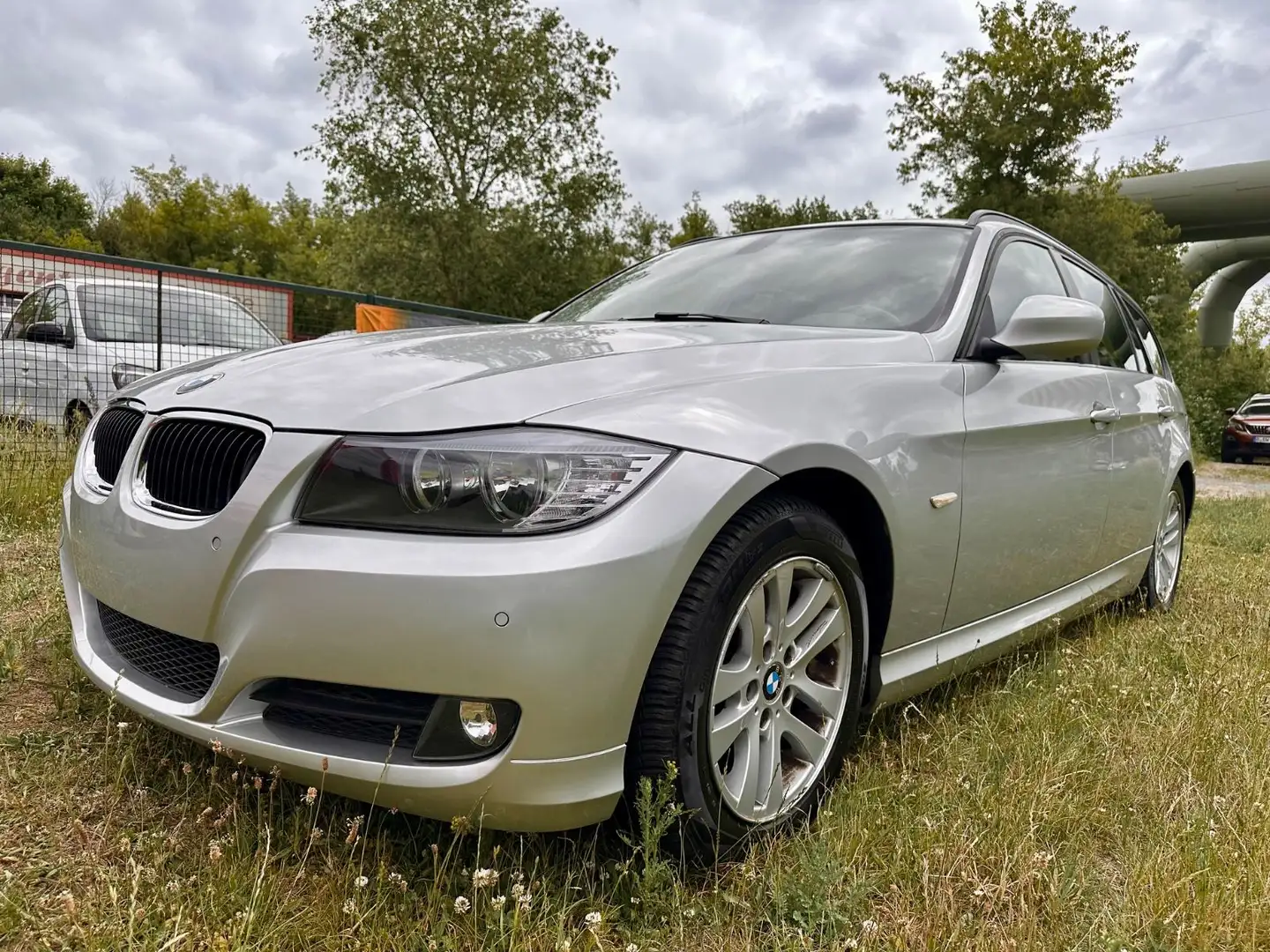 BMW 318 Touring 318d+Navi+sehr gepflegt+PDC Argent - 2