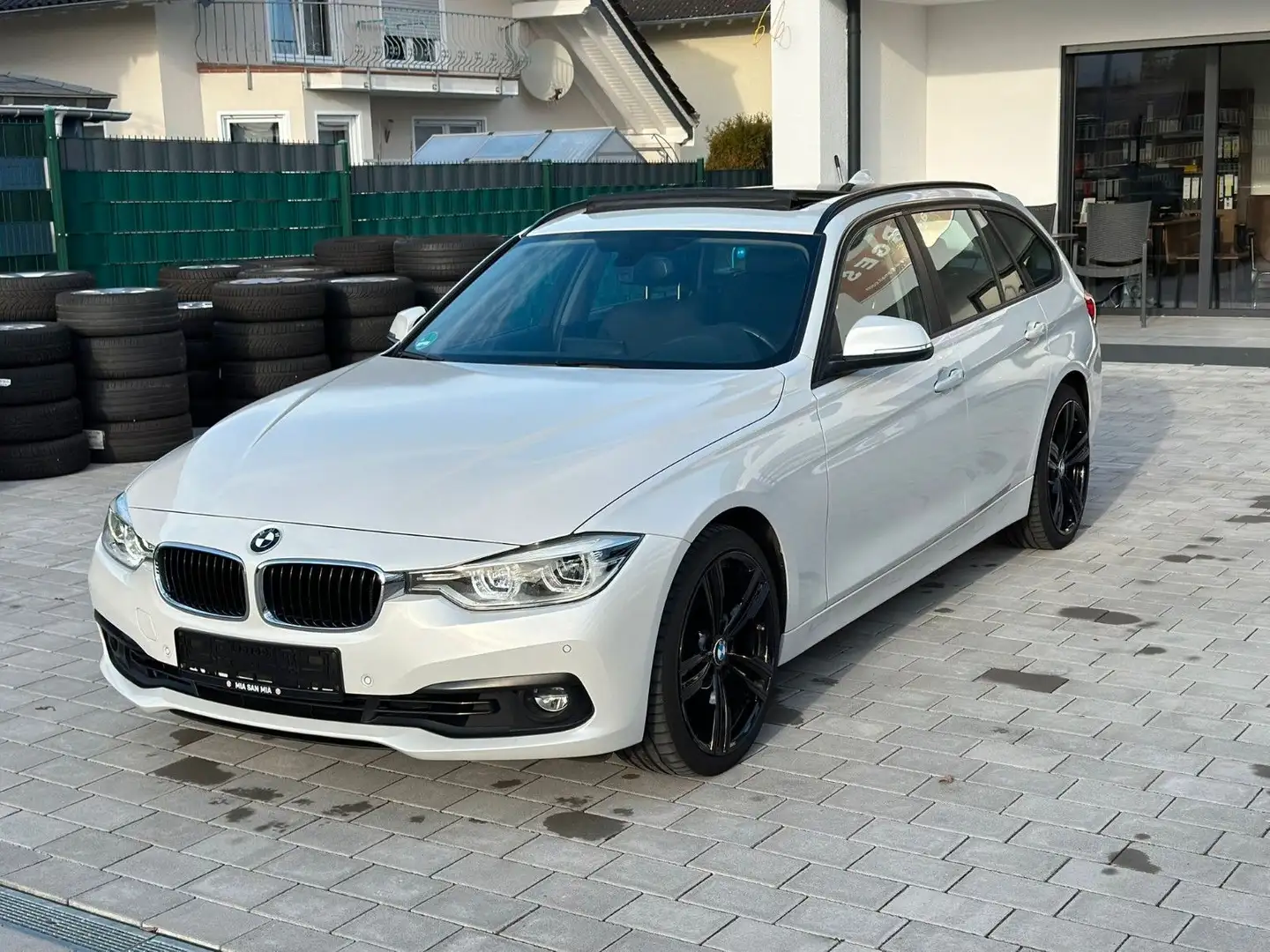 BMW 320 i Touring Advantage*PANORAMA*TOP-AUSTATTUNG* Weiß - 1