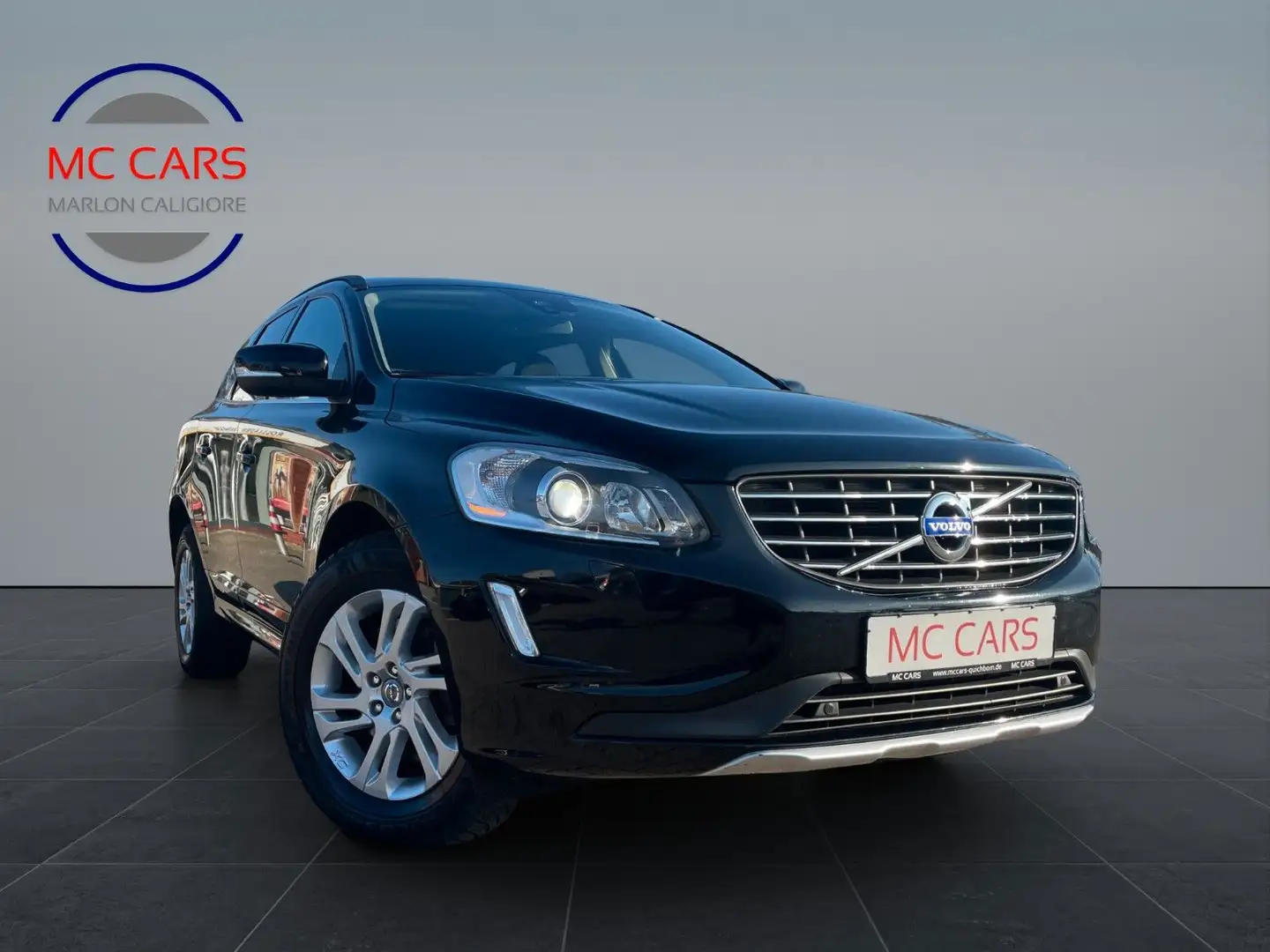 Volvo XC60 Momentum 2WD Schwarz - 1
