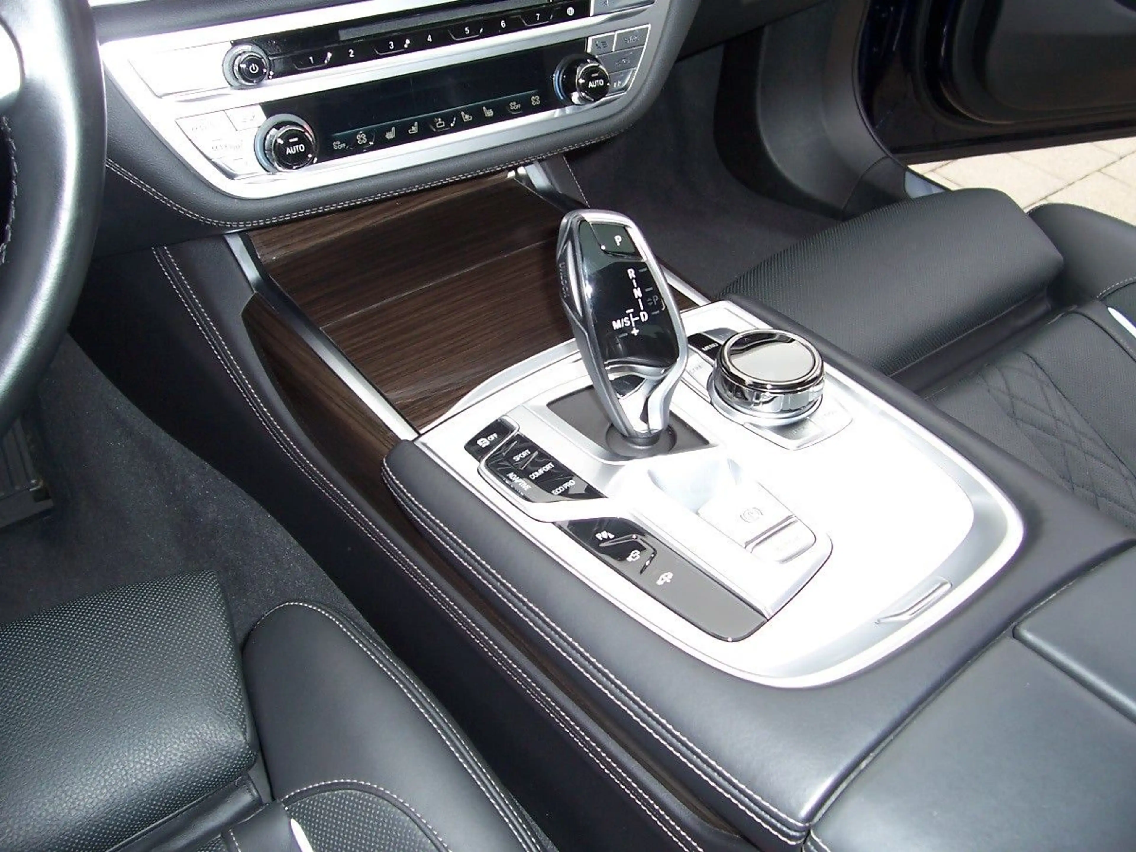 BMW 750 i xDrive B&W Night EGSD F-Parken Laser I.Hand — photo 12