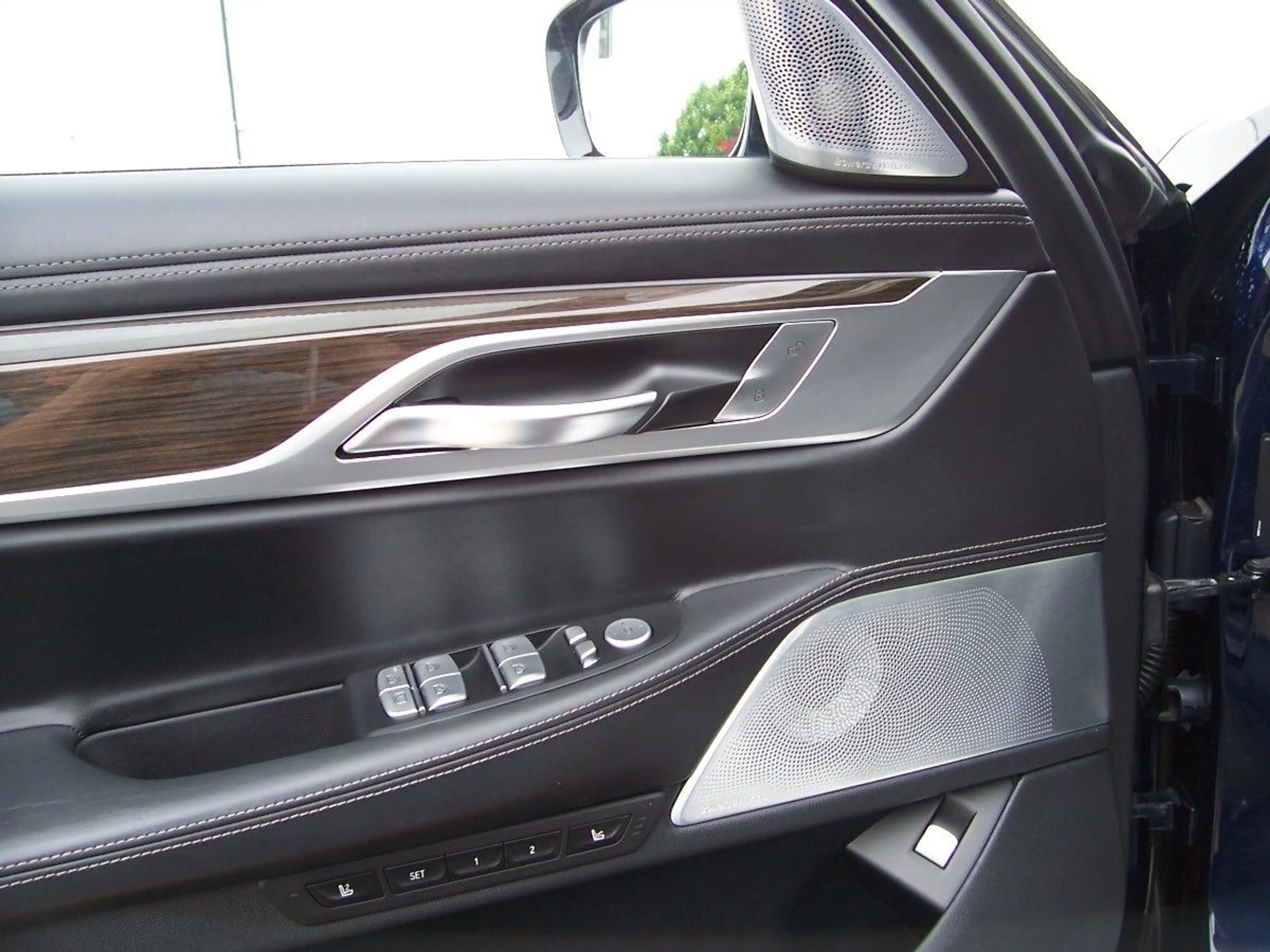 BMW 750 i xDrive B&W Night EGSD F-Parken Laser I.Hand — photo 14