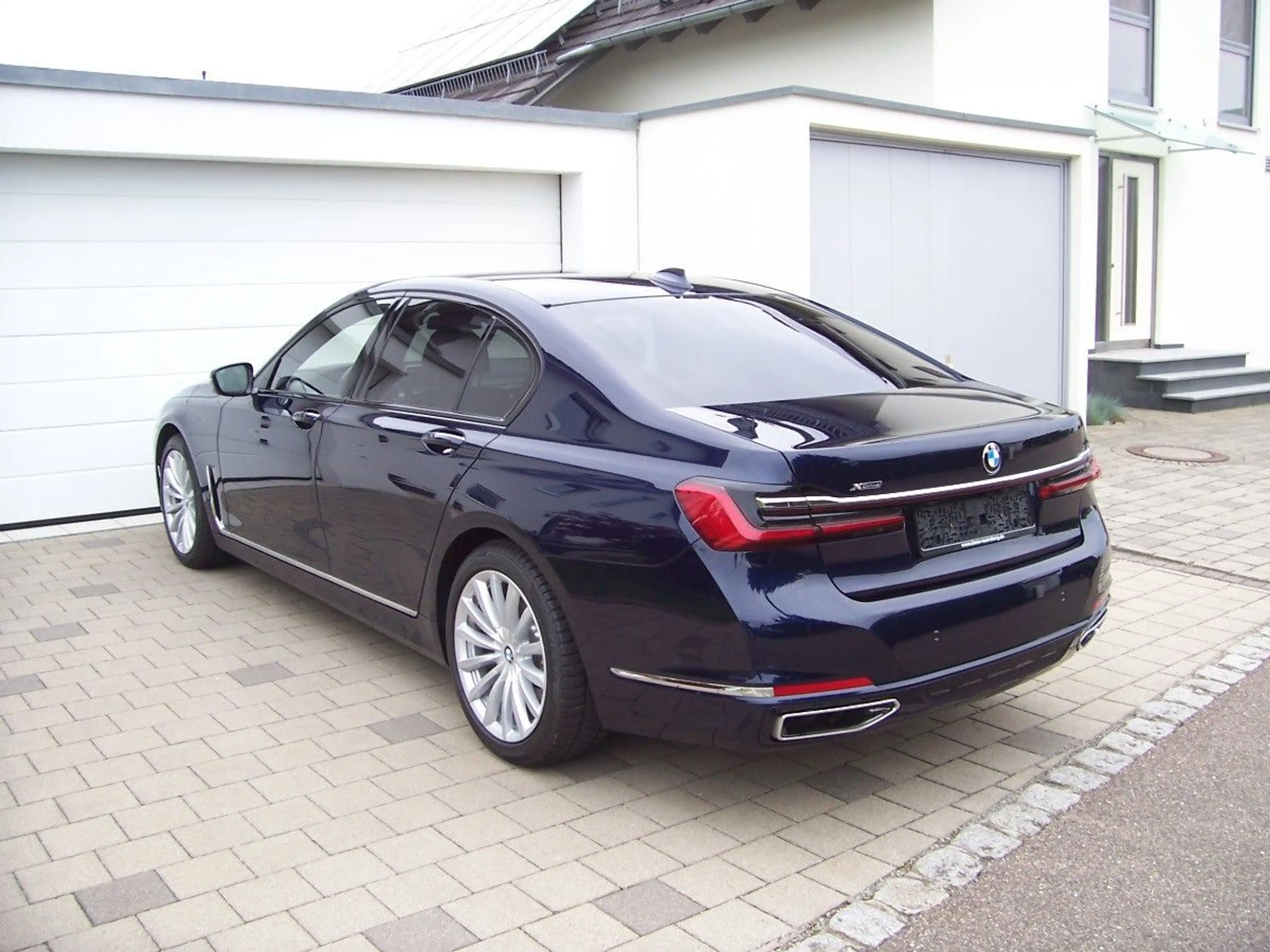 BMW 750 i xDrive B&W Night EGSD F-Parken Laser I.Hand — photo 3