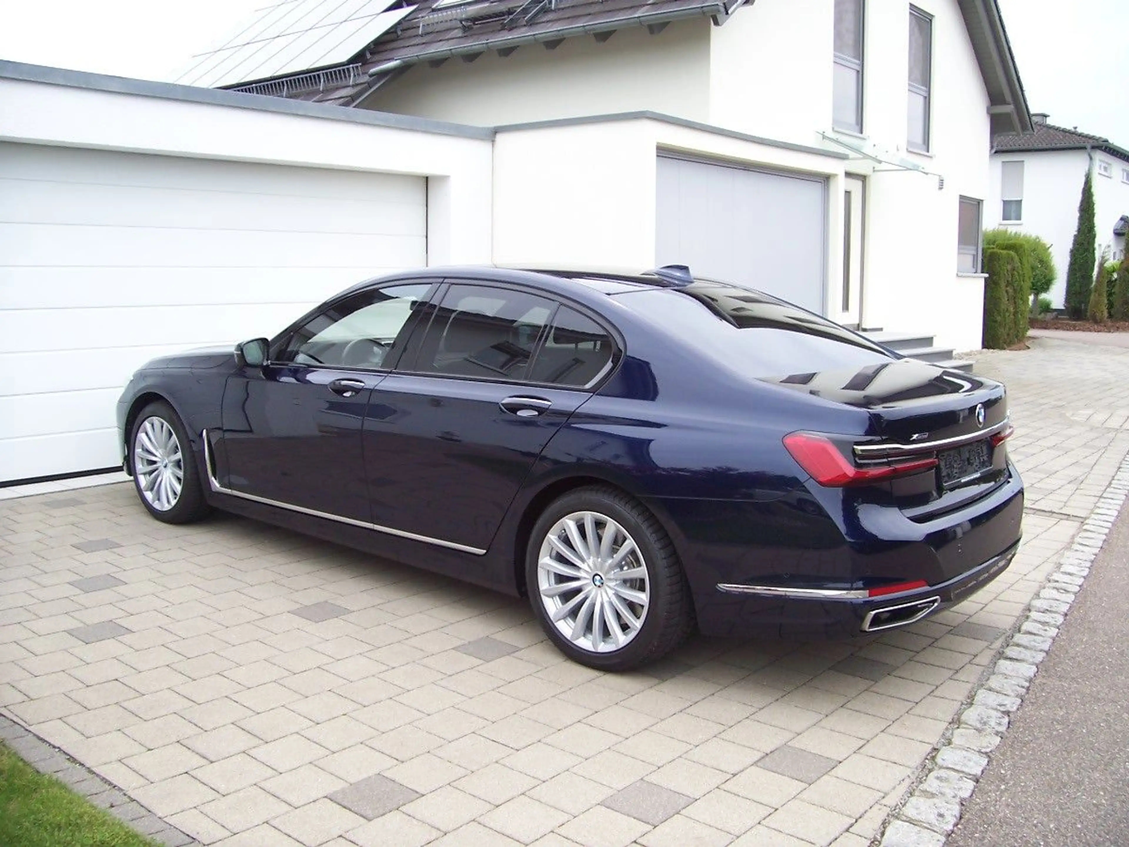 BMW 750 i xDrive B&W Night EGSD F-Parken Laser I.Hand — photo 2