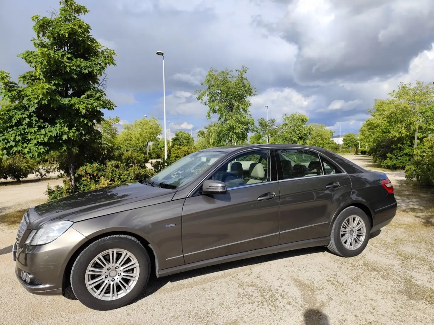 Mercedes-Benz E 220 220CDI BE Elegance Aut. Beige - 2