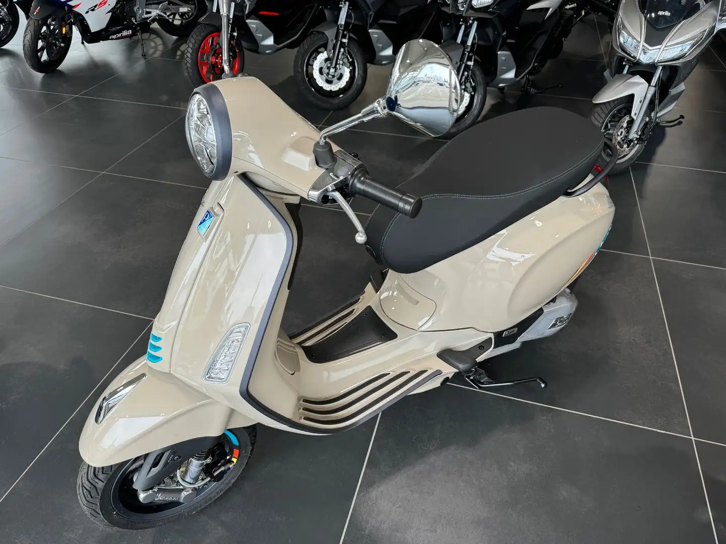 Vespa Primavera 125 Roller/Scooter in Beige neu in Heinsberg