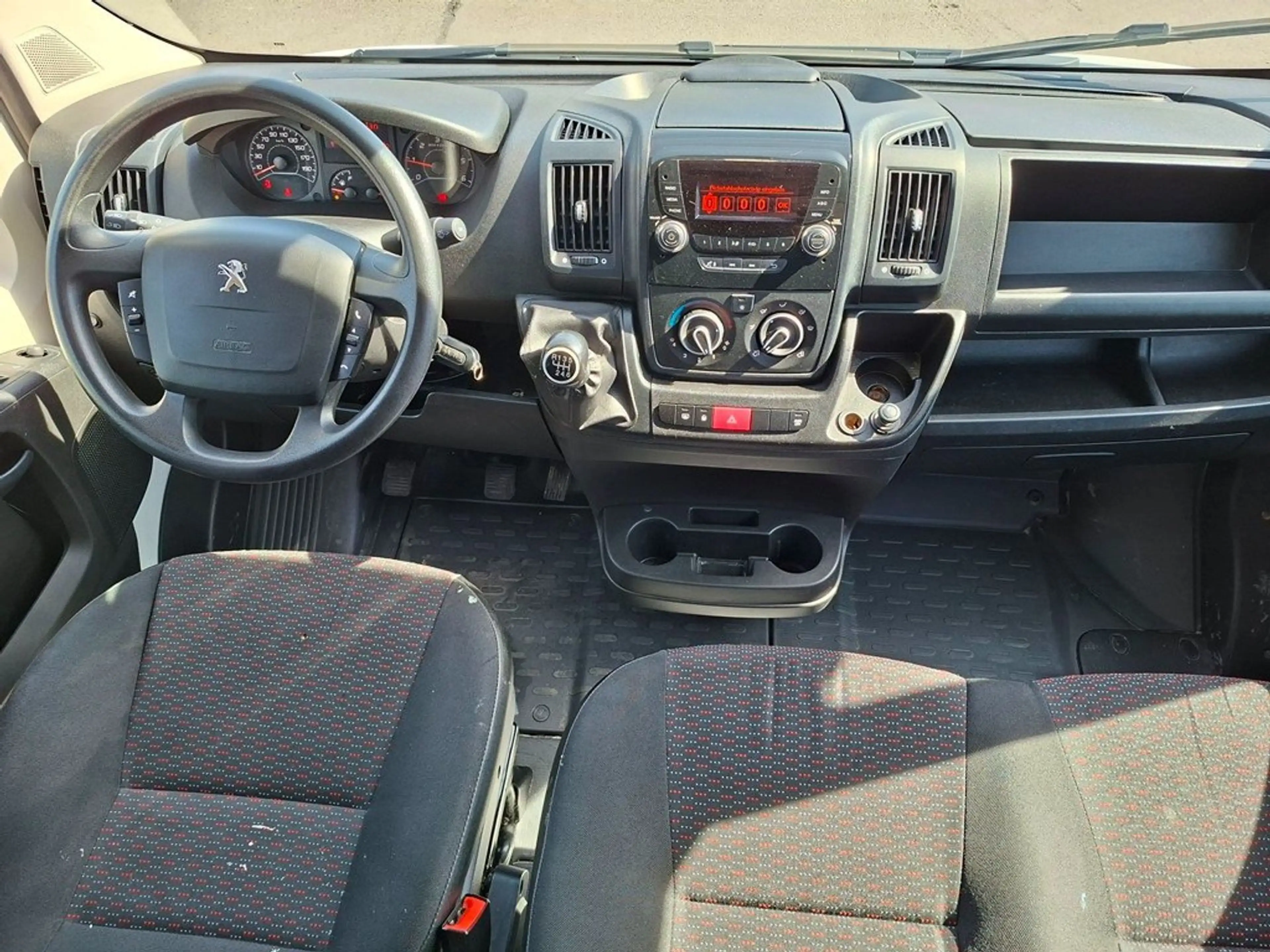 Peugeot Boxer 333 L2H2 Pro BlueHDi 140 Stop * 6 SITZER — photo 9