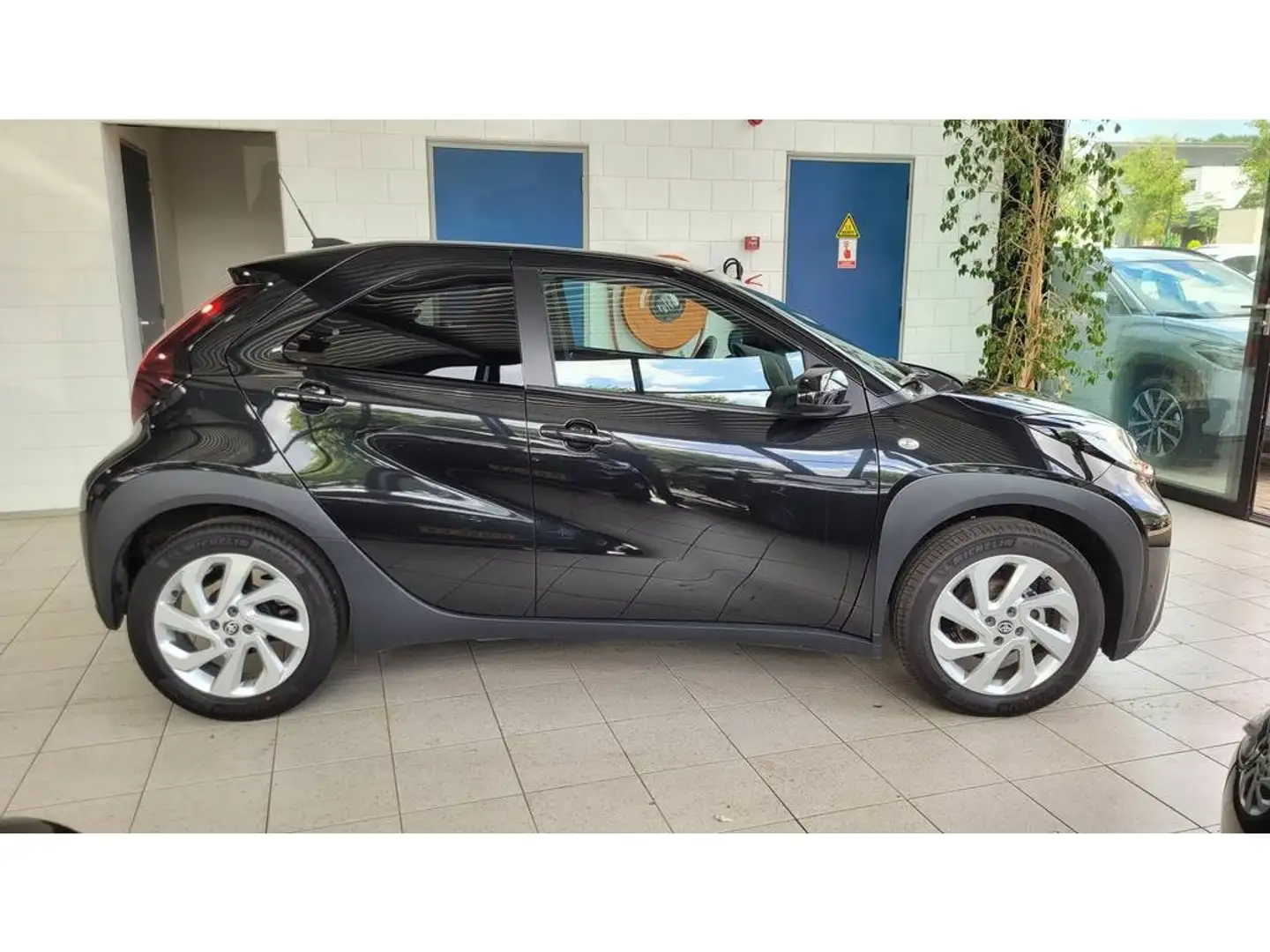 Toyota Aygo X 1.0 VVT-i Automaat First | Stoelverw | LED | Apple Zwart - 2