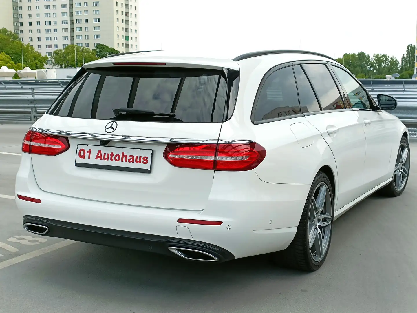 Mercedes-Benz E 220 d NIGHT LED/LEDER/AMBIENTE/EL.HECKKLAPPE/RFKAM/AHK Weiß - 2