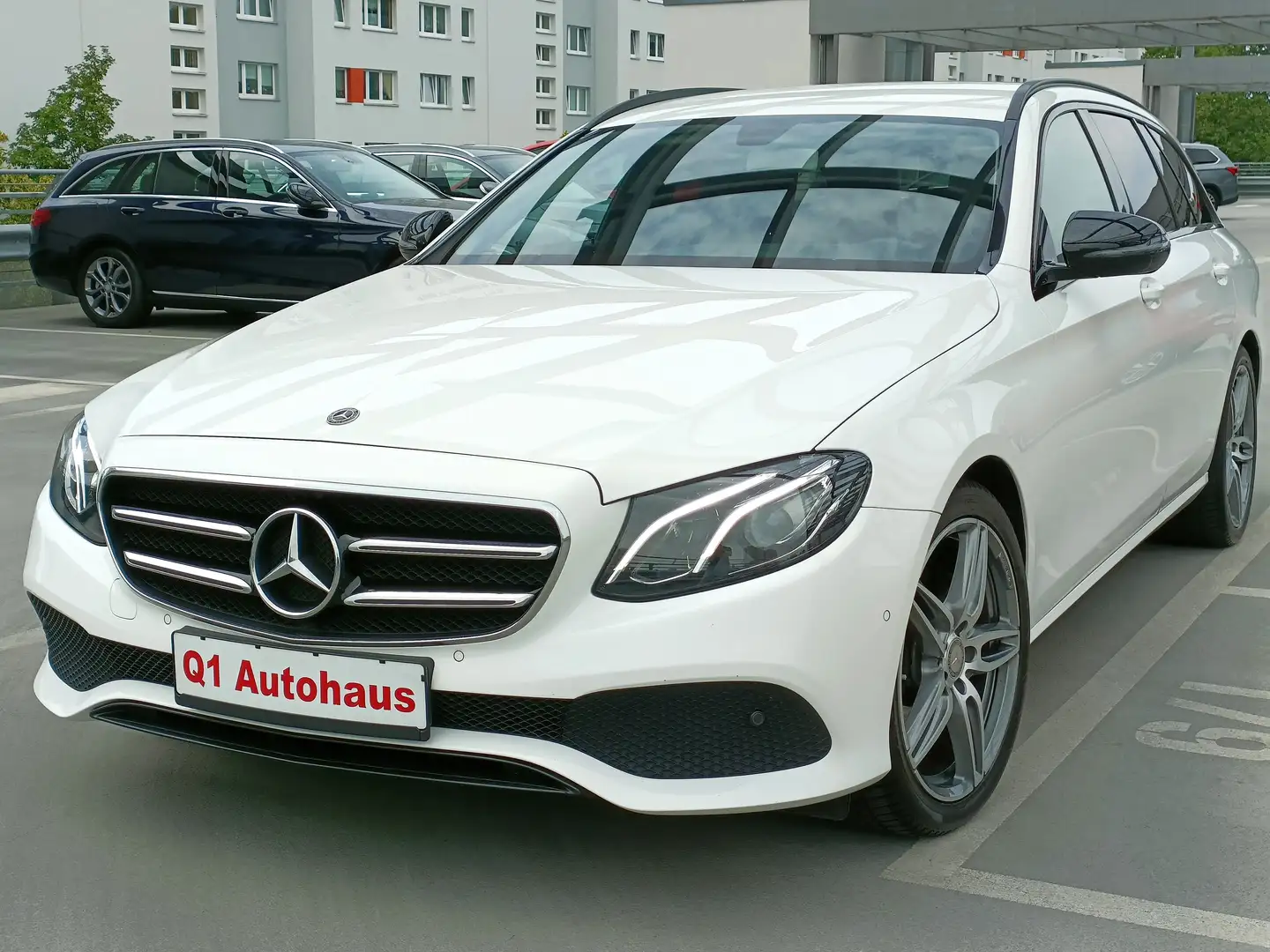 Mercedes-Benz E 220 d NIGHT LED/LEDER/AMBIENTE/EL.HECKKLAPPE/RFKAM/AHK Weiß - 1