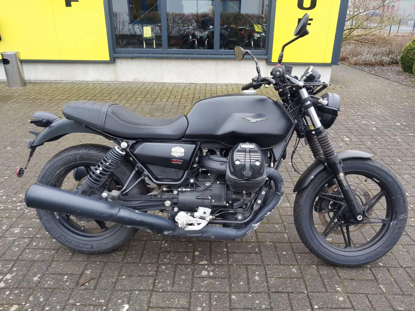 Moto Guzzi V 7 Stone Schwarz - 1