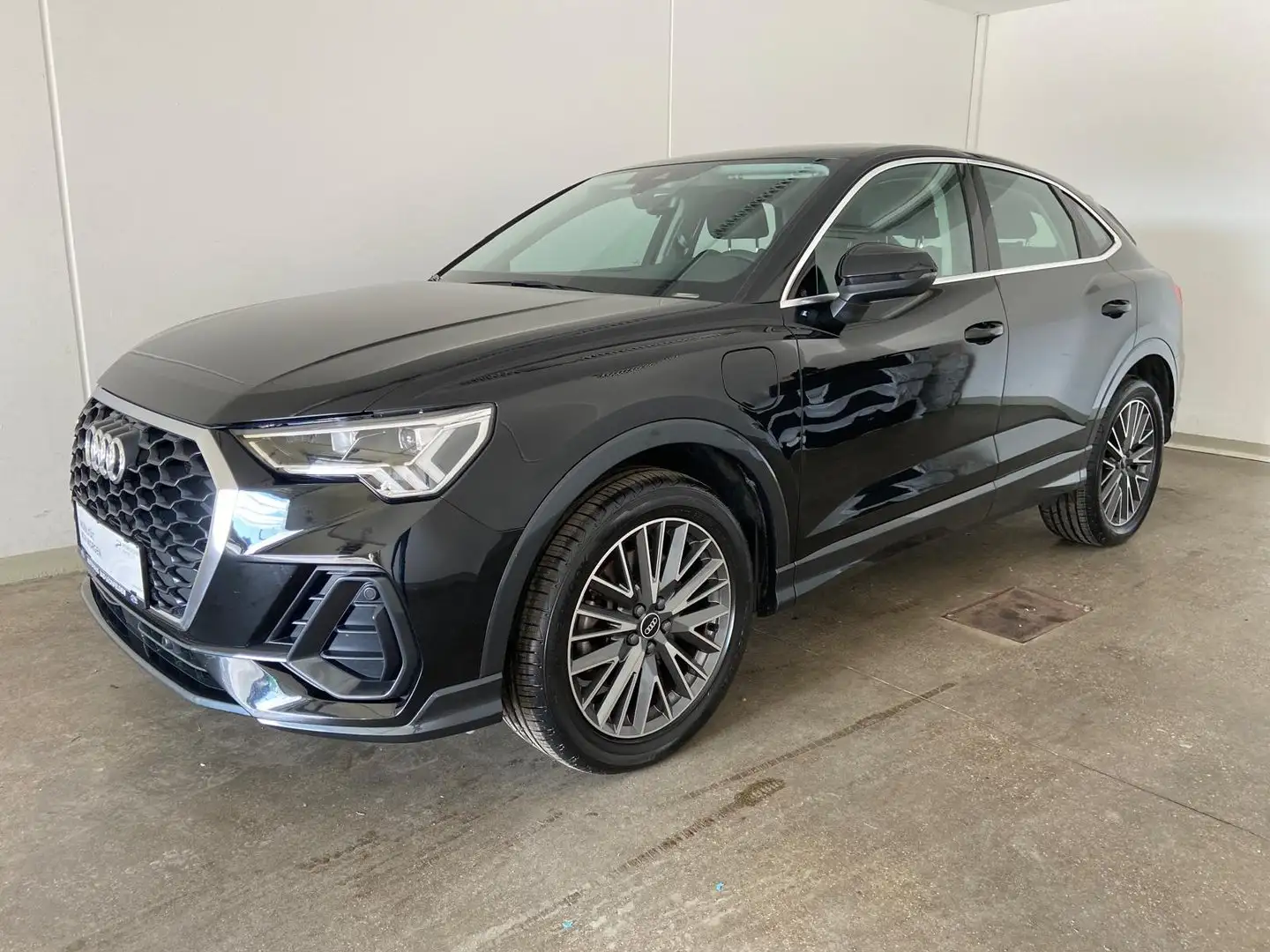 Audi Q3 e-tron 45 TFSI e Schwarz - 1