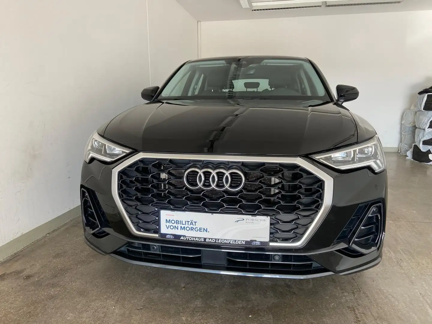 Audi Q3 e-tron 45 TFSI e Schwarz - 2