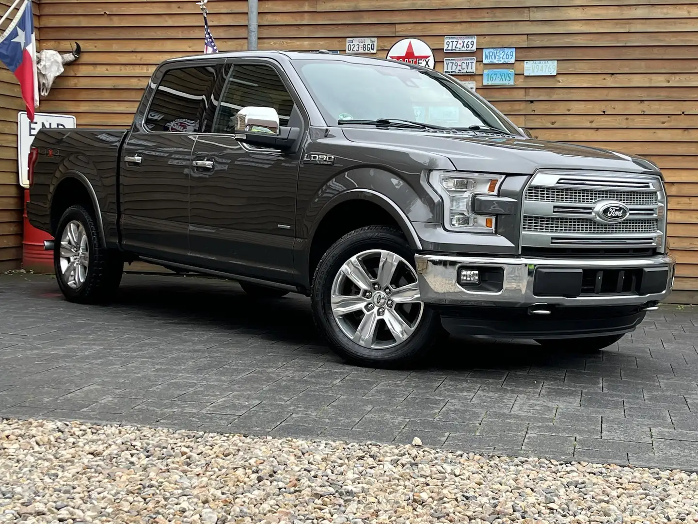 Ford F 150 Platinum 3.5 EcoB. 4x4 AHK Pano Leder Navi Grau - 2