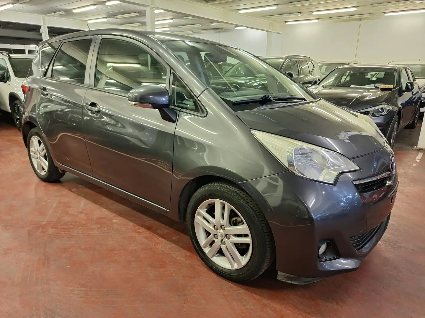 Toyota Verso-S Verso S 1.33 VVT-i Comfort Grijs - 1