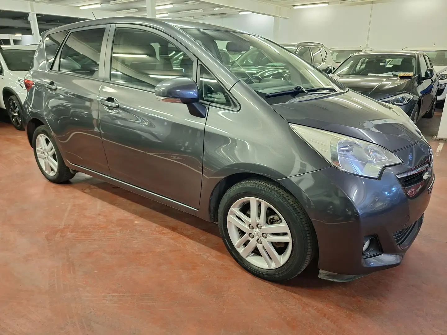 Toyota Verso-S Verso S 1.33 VVT-i Comfort Grijs - 2