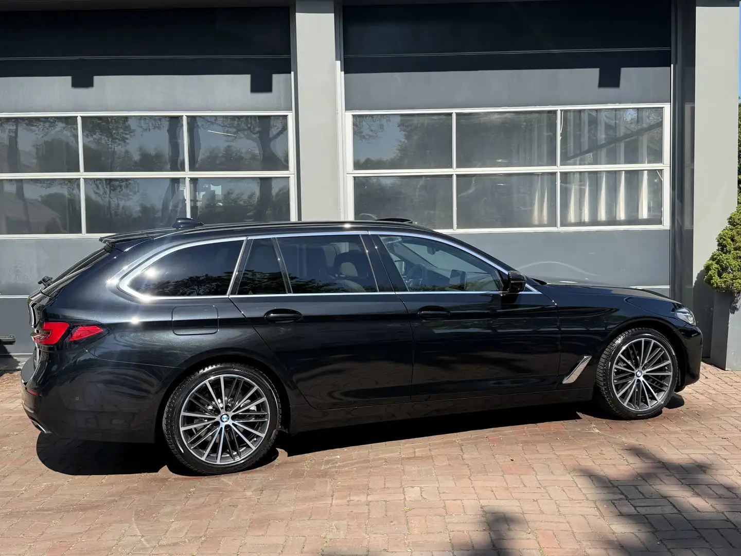 BMW 520 5-serie Touring 520i High Executive | Pano | Leder Zwart - 2