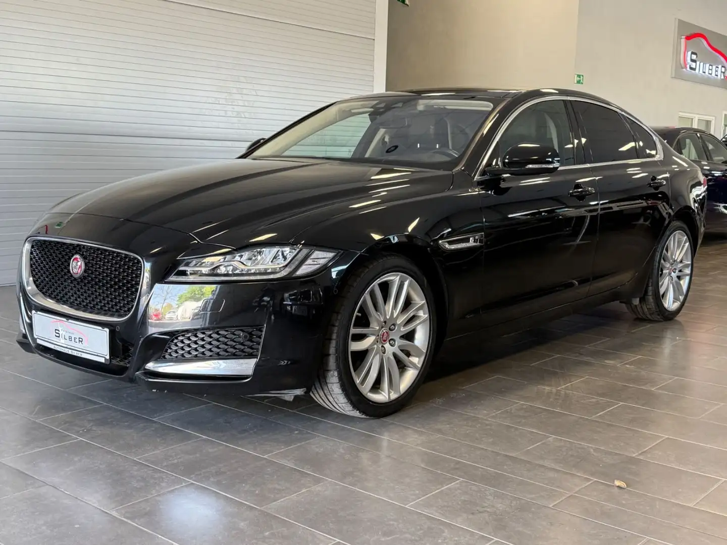 Jaguar XF 30d Prestige Head-Up/Pano/Kamera/LEDs/TotWink Noir - 1