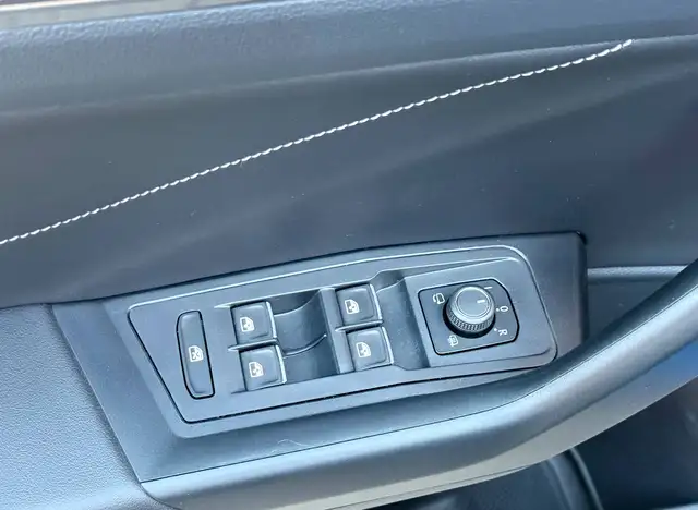 Volkswagen T-Roc view 12