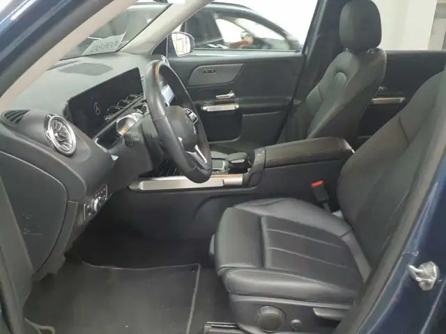 Mercedes-Benz GLB view 3