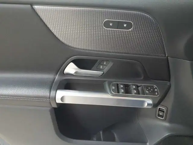 Mercedes-Benz GLB view 4