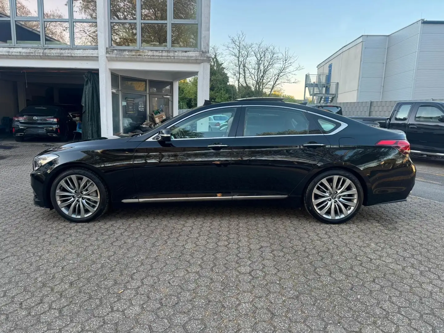 Hyundai Genesis 3.8 GDI VOLL Schwarz - 2