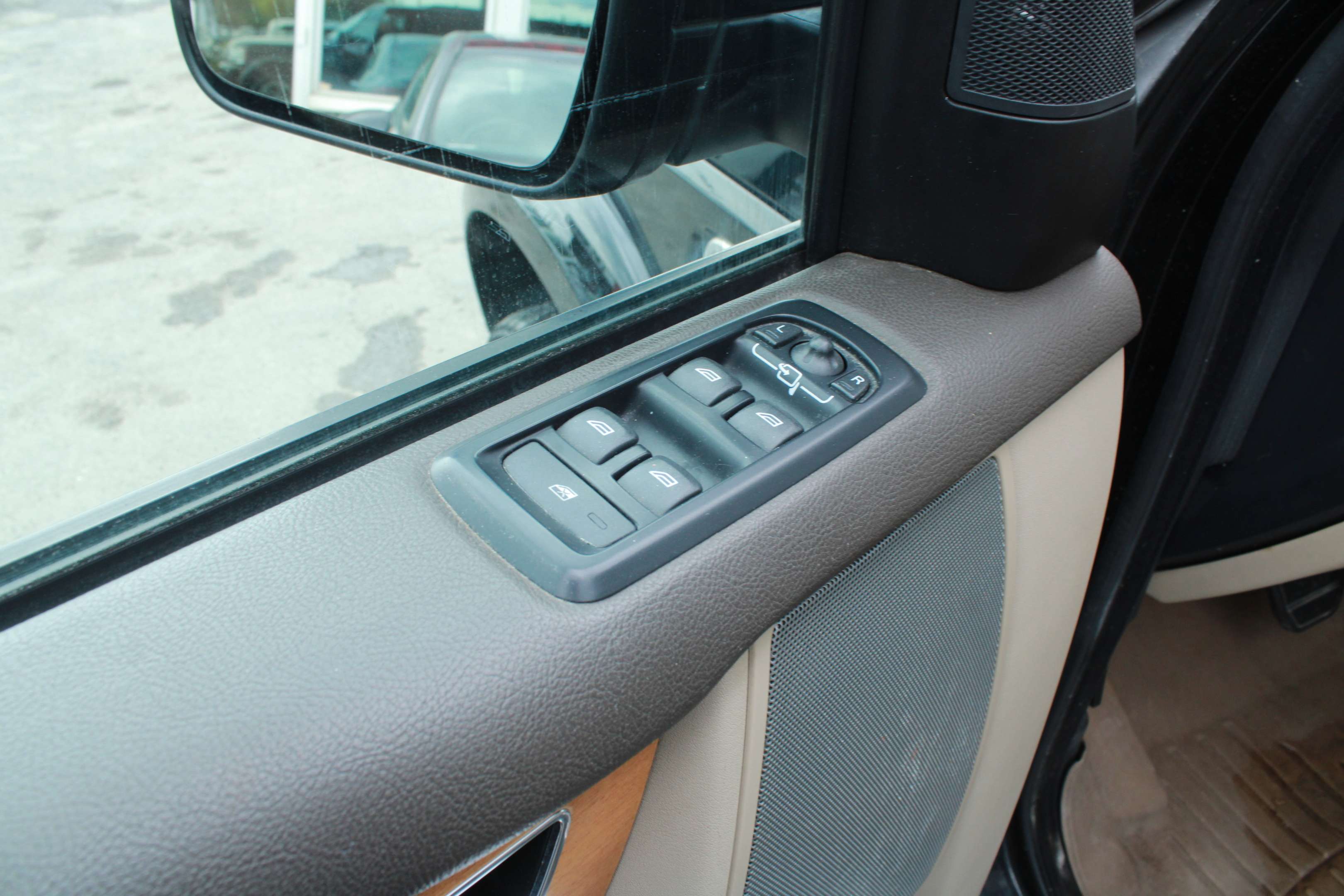 2013 Land Rover LR4 LUX - Image 16