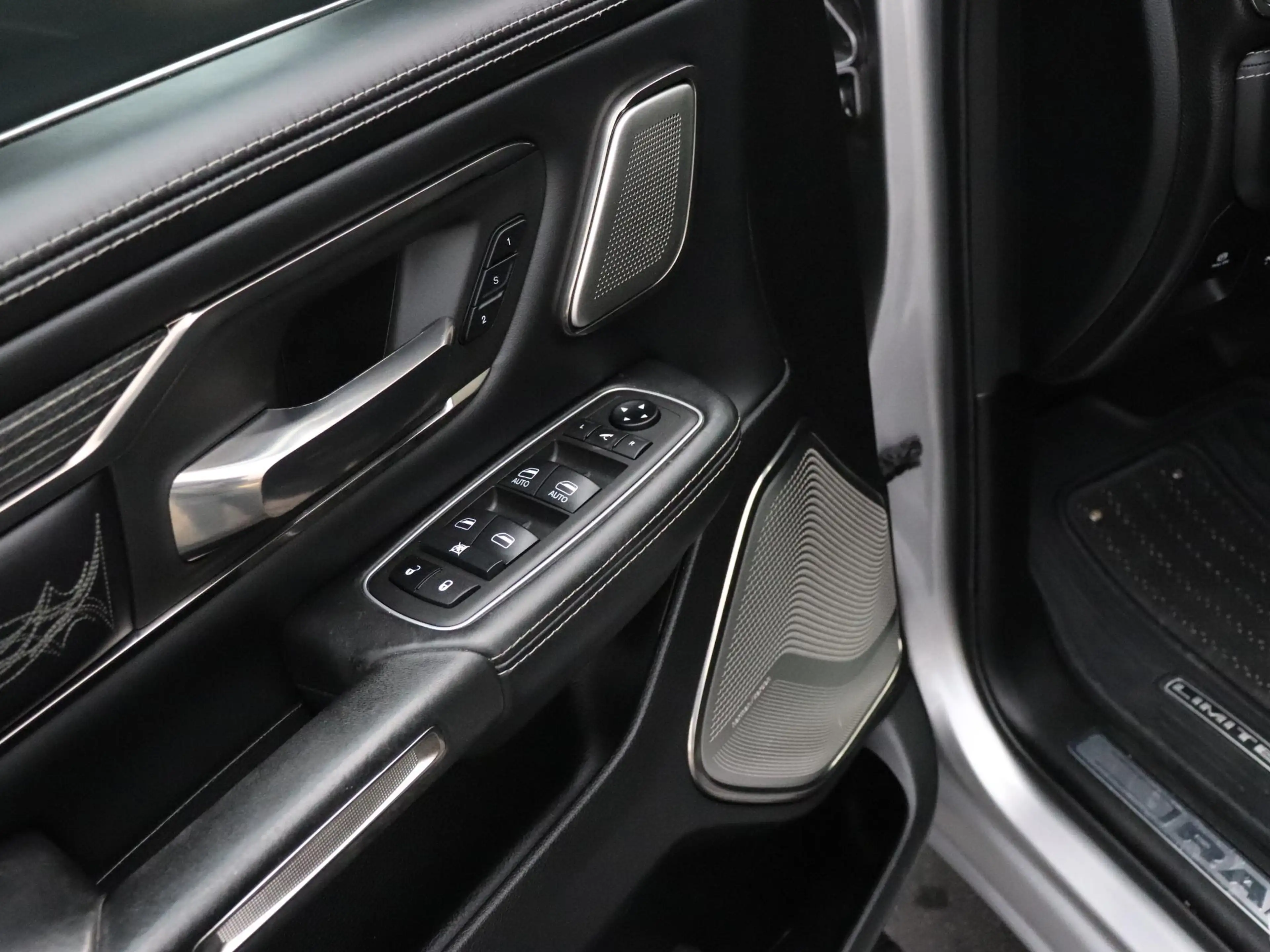 Dodge RAM 1500 5.7 V8 4x4 Crew Cab Limited | LEDER | MEMORY — photo 24