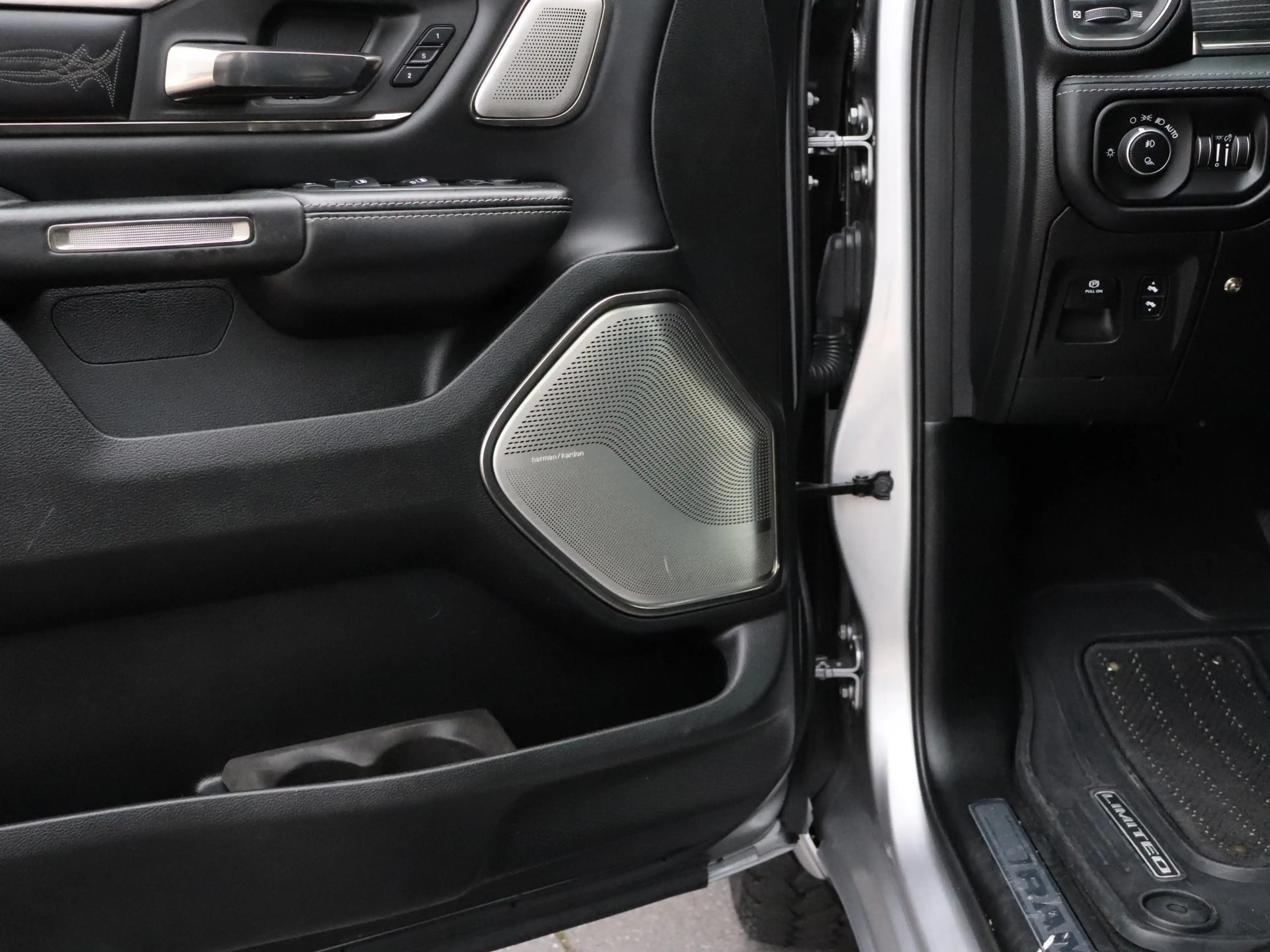 Dodge RAM 1500 5.7 V8 4x4 Crew Cab Limited | LEDER | MEMORY — photo 25