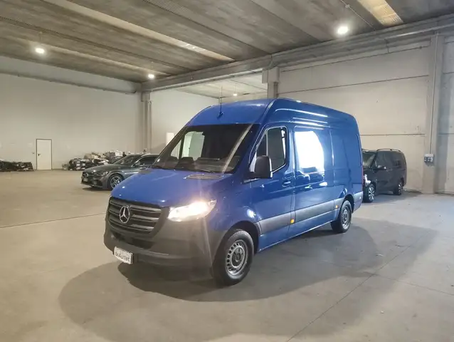 Mercedes-Benz Sprinter main image