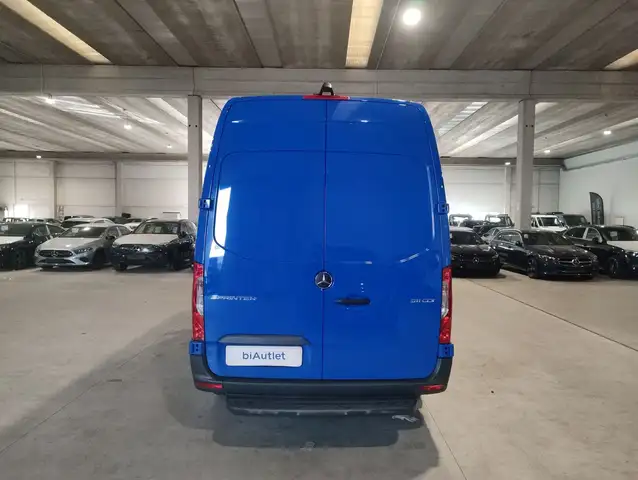 Mercedes-Benz Sprinter view 3
