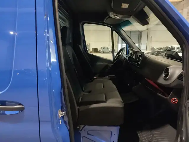 Mercedes-Benz Sprinter view 8