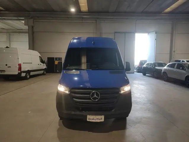 Mercedes-Benz Sprinter view 2