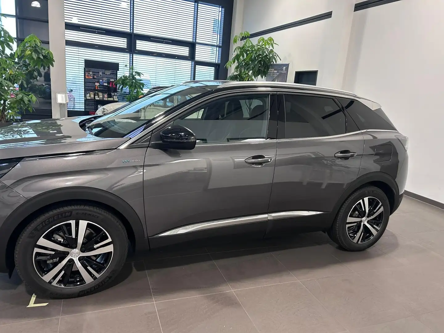 Peugeot 3008 Hybrid 225 GT Grau - 2