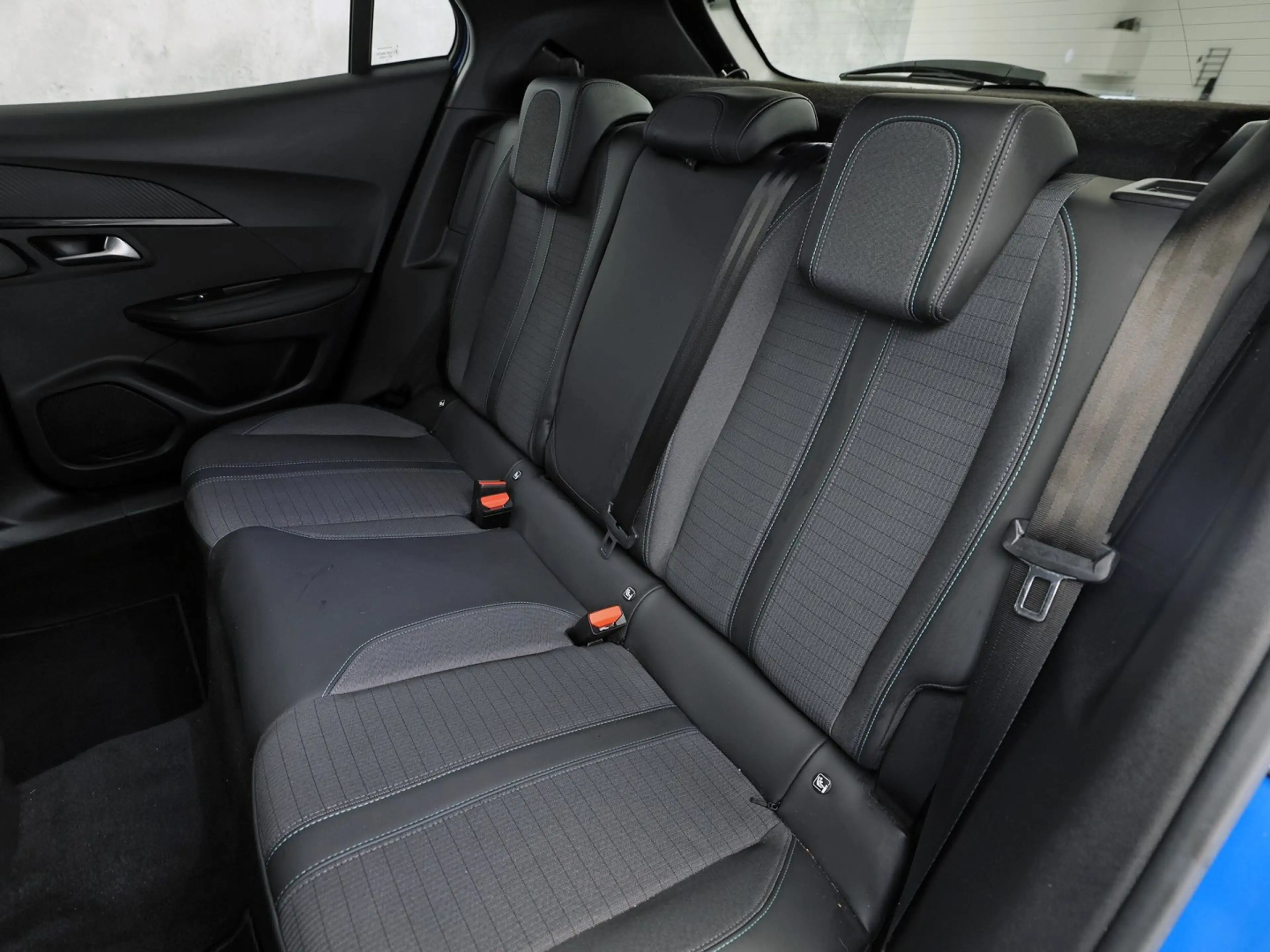 Peugeot e-2008 EV Blue Sport Allure 50 kWh Automaat (SOH 91,2%, A — photo 15