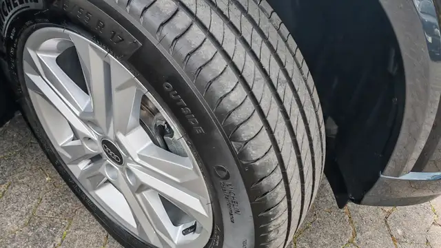 Audi Q2 view 5
