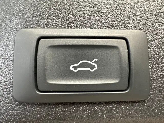 Audi A4 view 9
