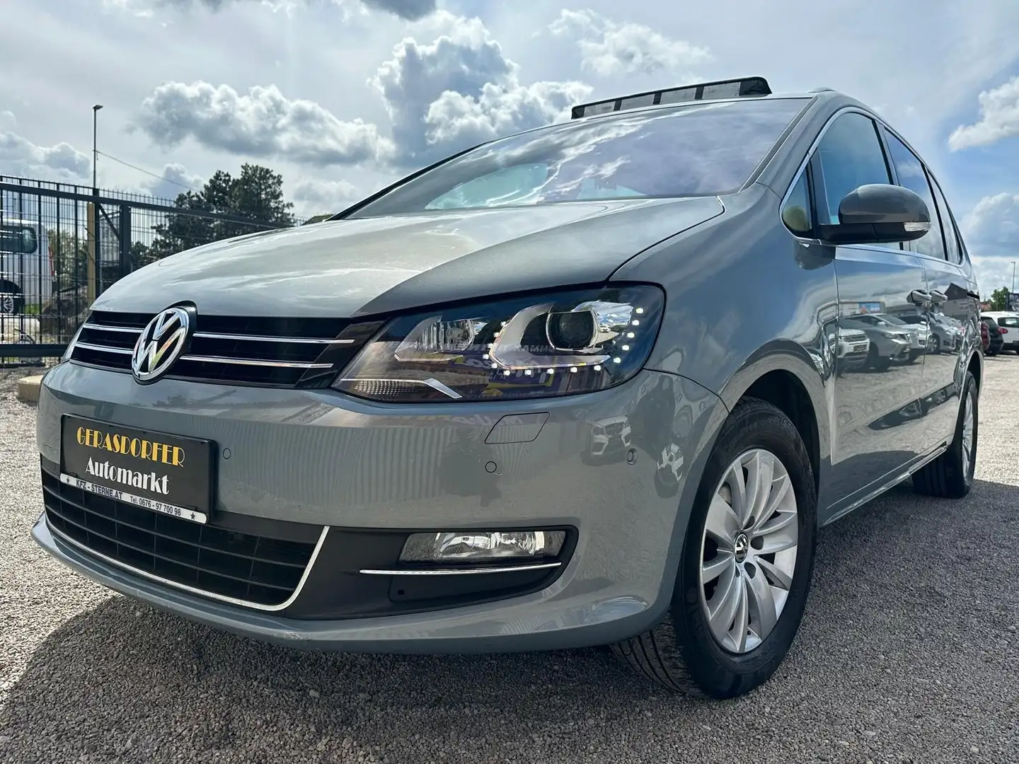 Volkswagen Sharan Sky BMT 2,0 TDI DPF DSG **Panorama*Navi** Grau - 2