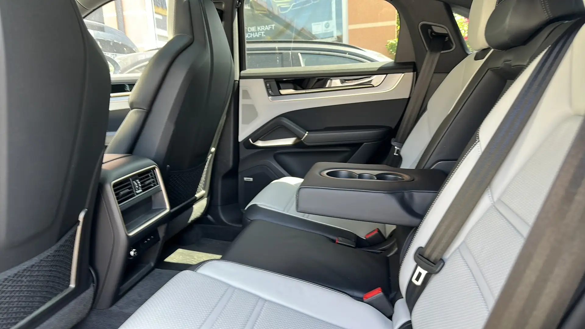 Porsche Cayenne vollaustattung mit gold applikationen - 2