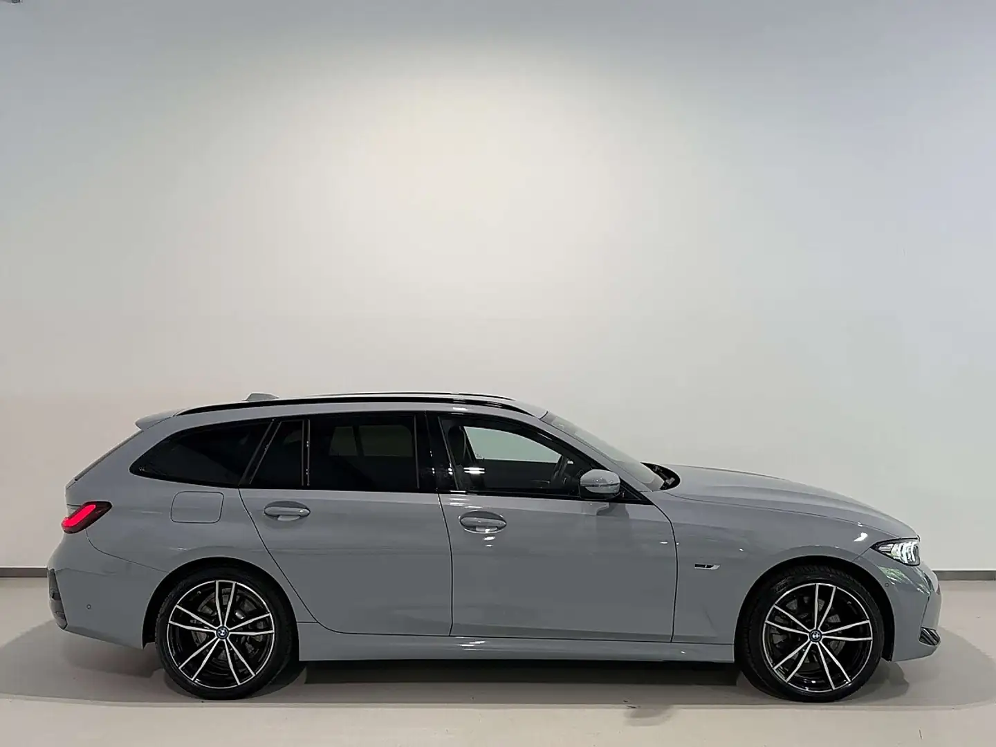 BMW 330 e xDrive G21 LCI Aut/M-Sport/HEAD-UP/AHK/ACC/K... Grau - 2
