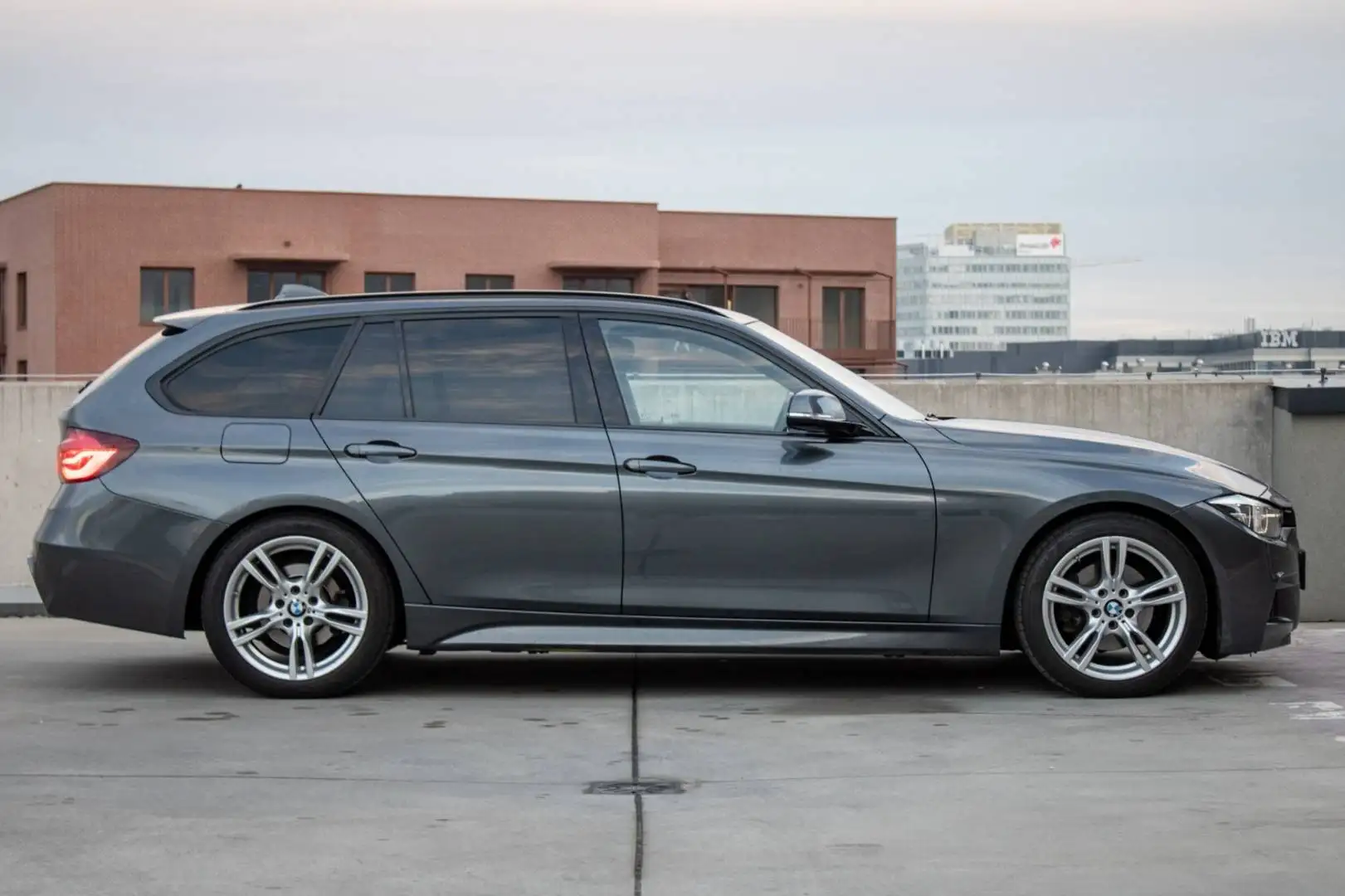 BMW 320 320d Touring Aut. Grau - 1