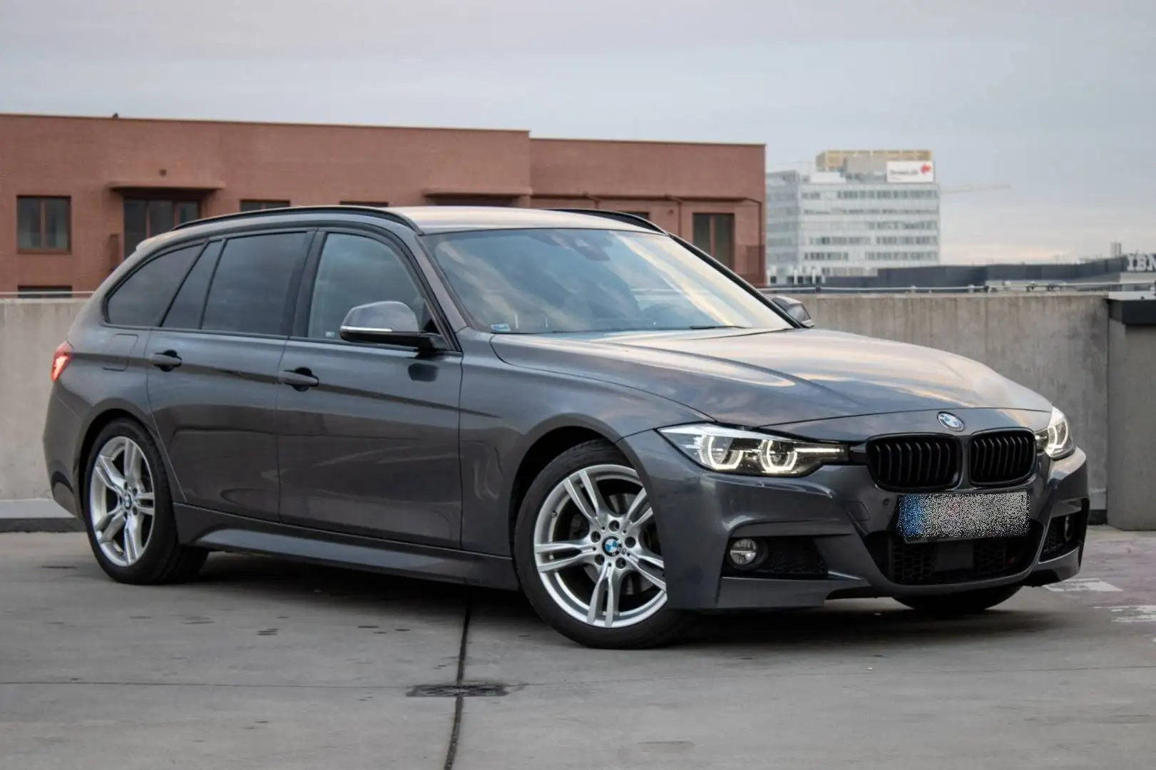 BMW 320 320d Touring Aut. Grau - 2