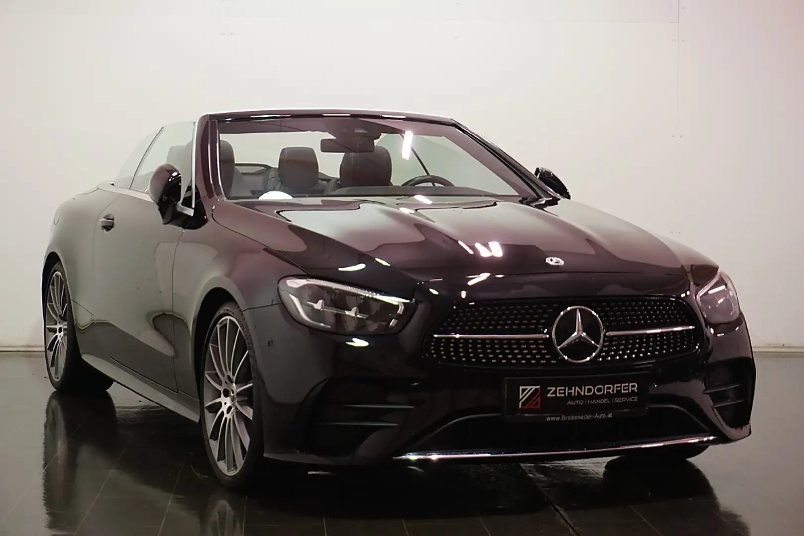 Mercedes-Benz E 200 Cabrio AMG / 1.Besitz / Service & Pickerl neu Schwarz - 1