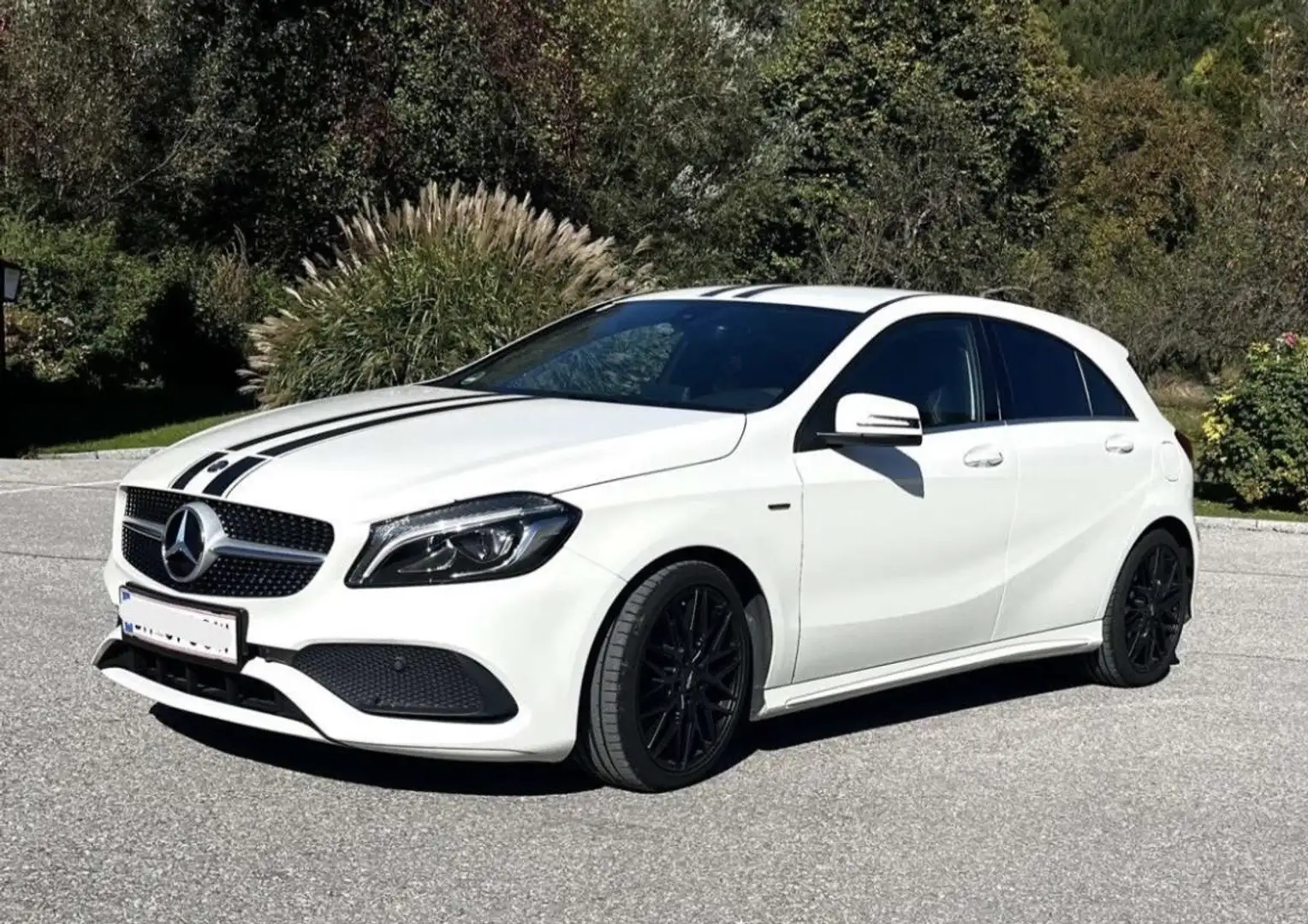 Mercedes-Benz A 180 AMG White Art Edition - 1