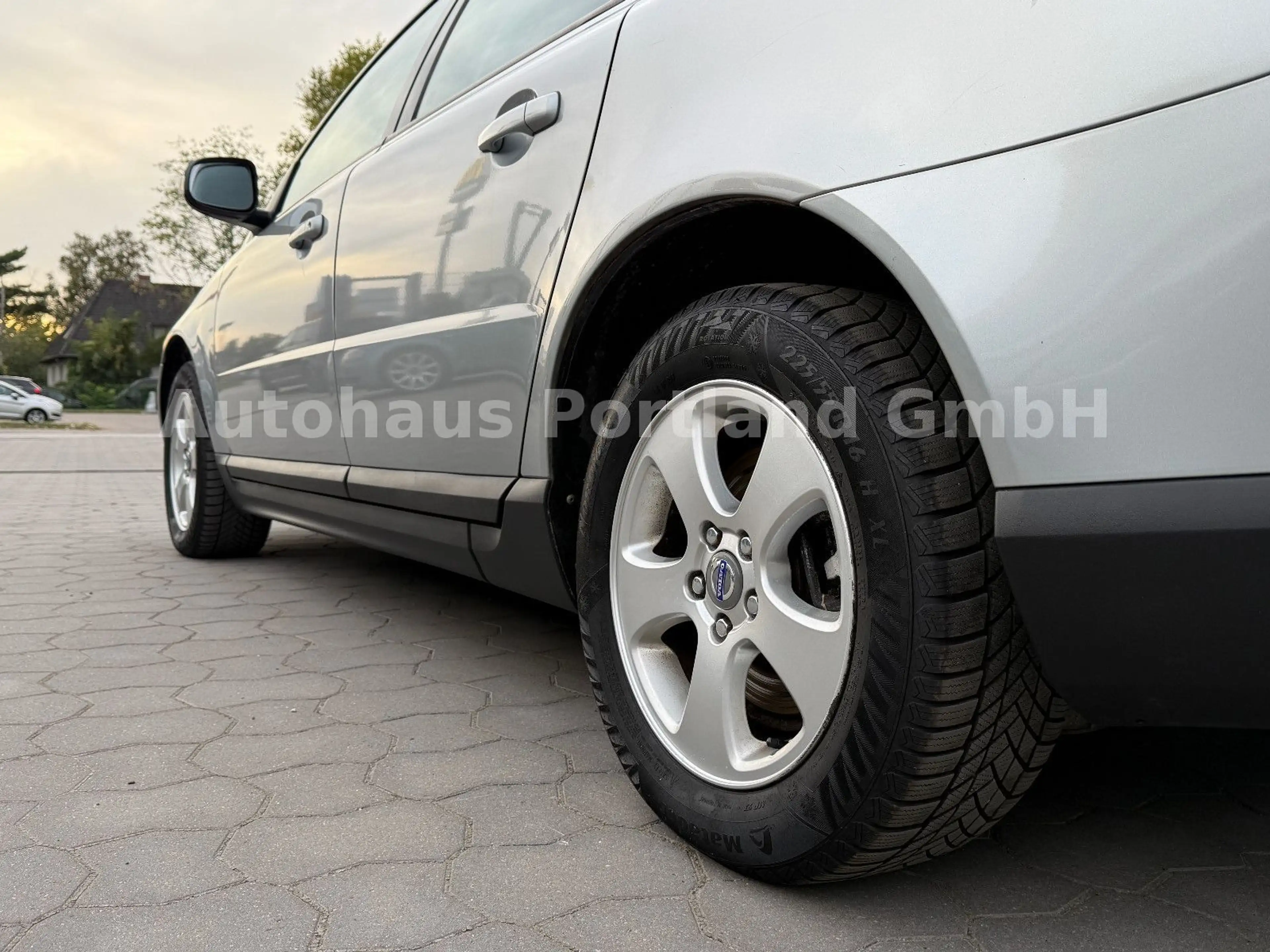 Volvo V70 2.4 D5 Kinetic/S-Heft/5 Zylinder/ZR 21 — photo 12