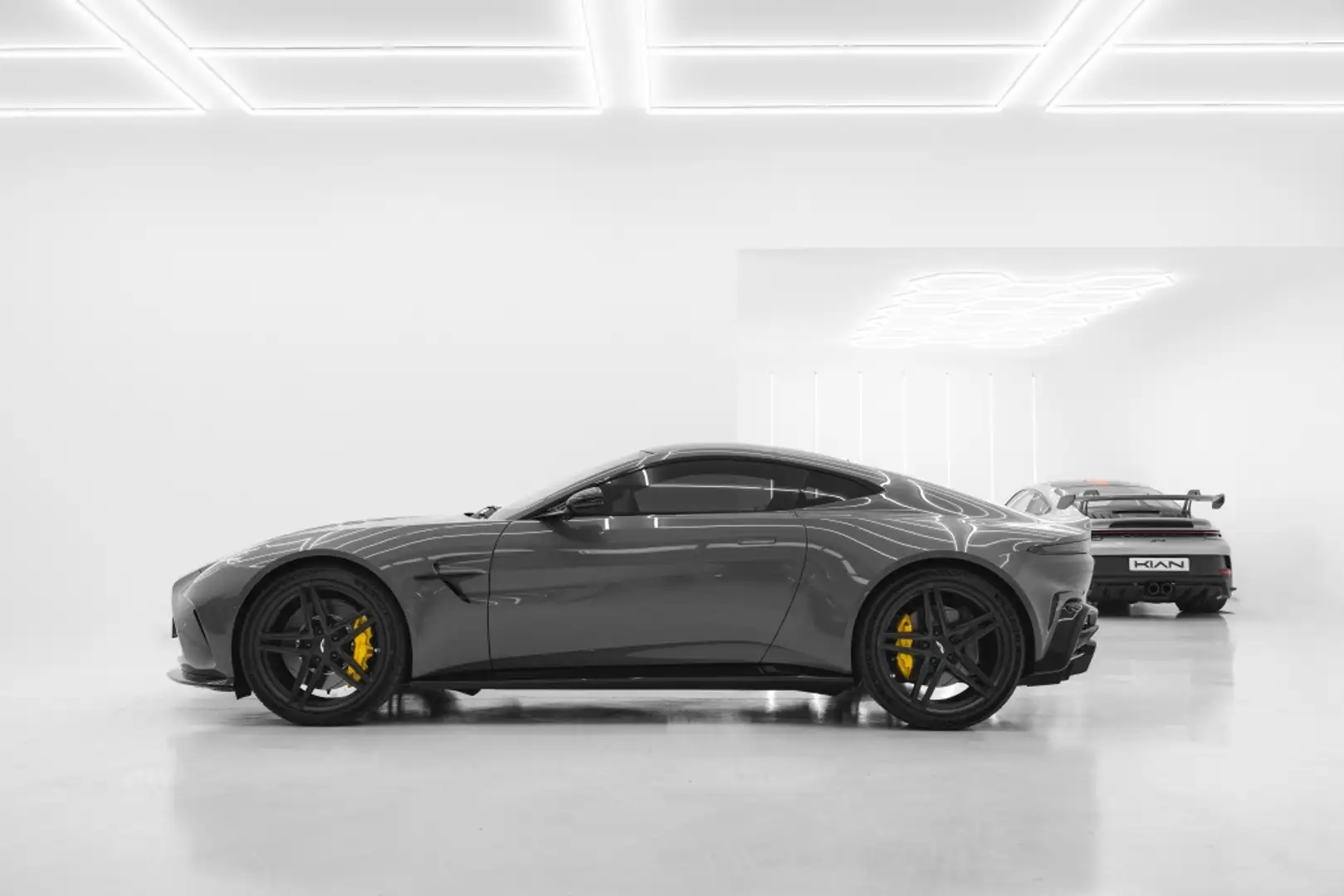 Aston Martin Vantage Deportivo Automático de 3 Puertas Gris - 2