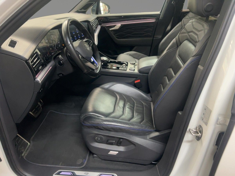 Volkswagen Touareg 3.0 V6 TSI eHybrid AHK Pano Matrix HUD D — photo 9