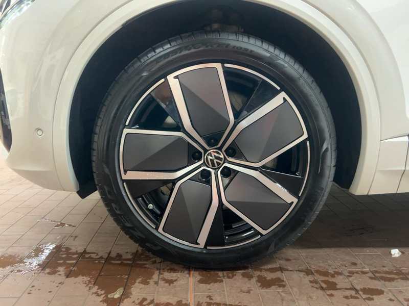 Volkswagen Touareg 3.0 V6 TSI eHybrid AHK Pano Matrix HUD D — photo 15