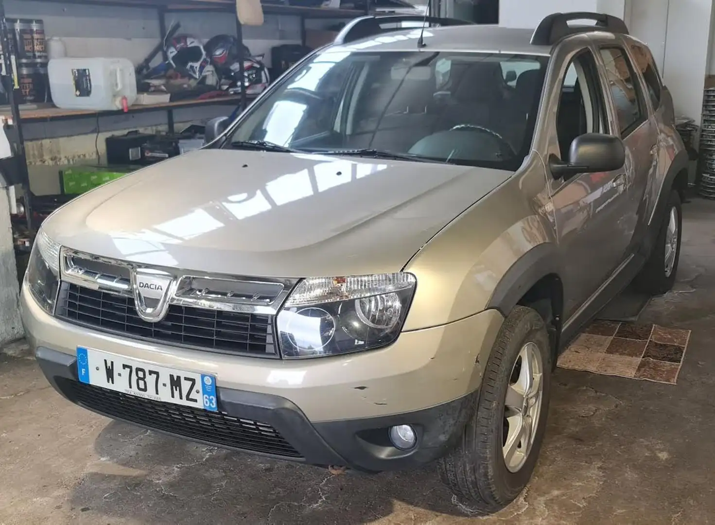 Dacia Duster 4x4 (4WD) - 1.5 dCi FAP - 110ch (6 cv) - BVM6 - 5 Portes - Gris Beige - Laureate - 2010 Gris - 1