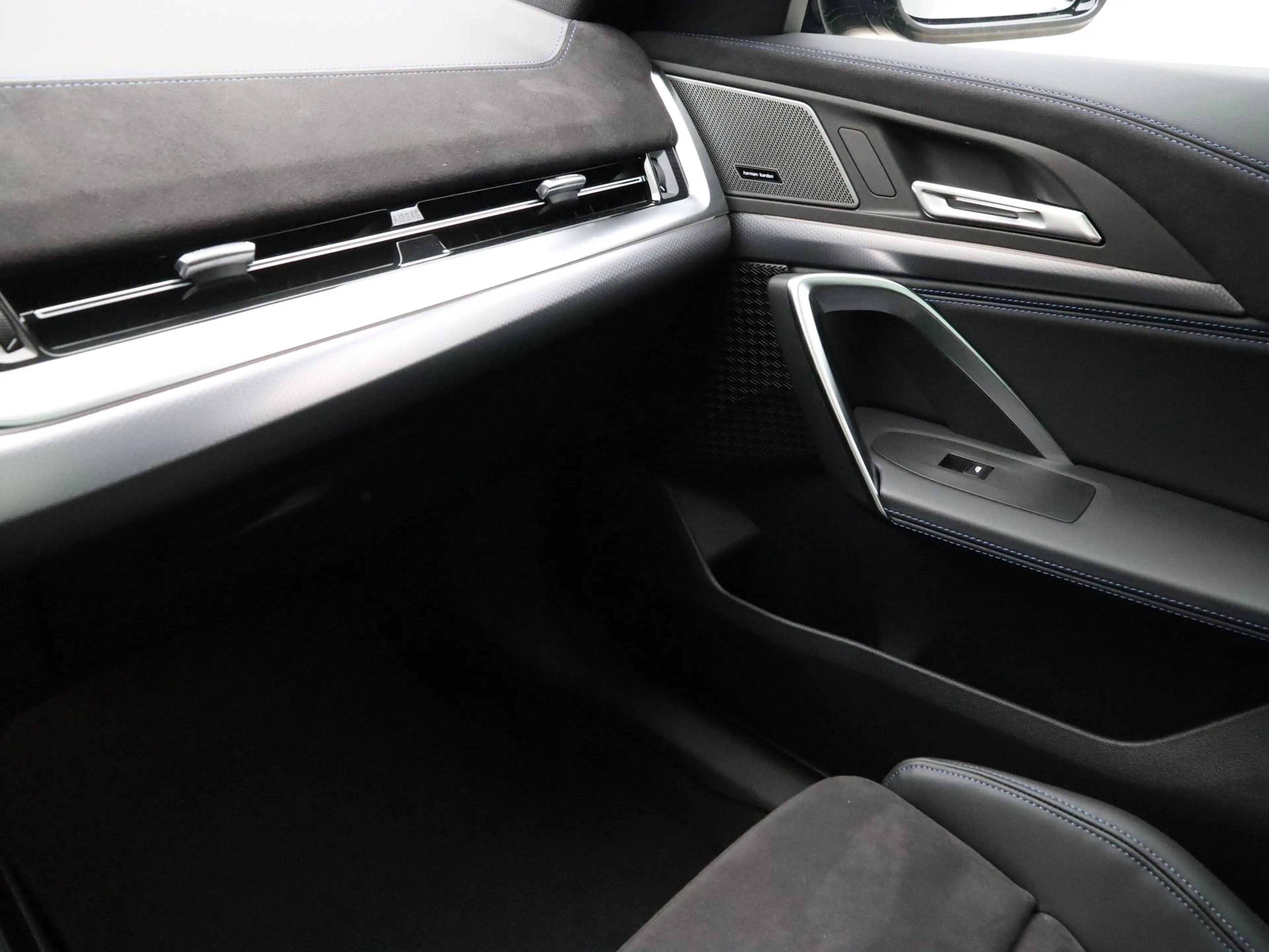 BMW X2 sDrive20i ANGLESEY GREEN — photo 15